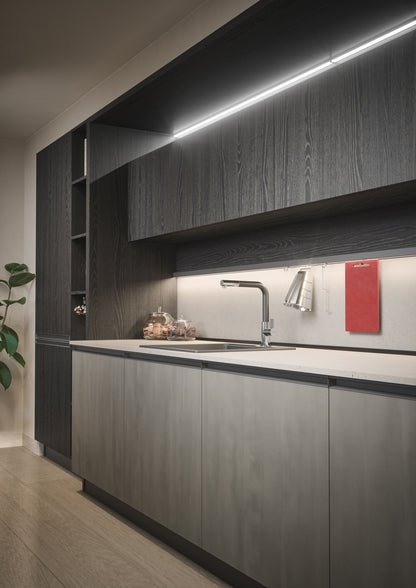 HERA 04 - Cucina elegante con isola e finiture effetto metallo
