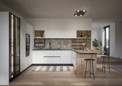 LUCE 01 - Cucina a “U” e dettagli in legno