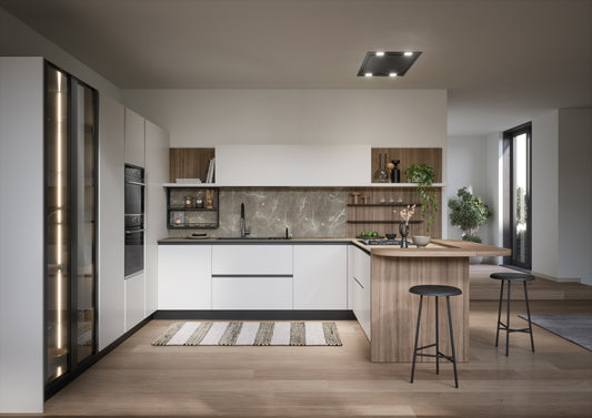 LUCE 01 - Cucina a “U” e dettagli in legno