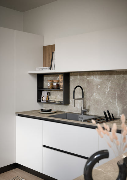 LUCE 01 - Cucina a “U” e dettagli in legno