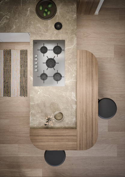 LUCE 01 - Cucina a “U” e dettagli in legno