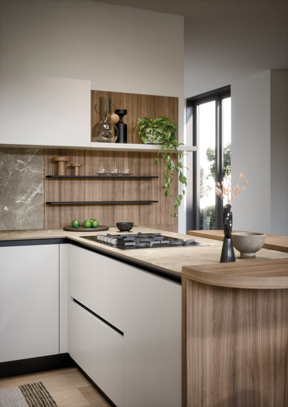 LUCE 01 - Cucina a “U” e dettagli in legno