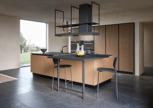 LUCE 03 - Cucina con isola laccata color pesca